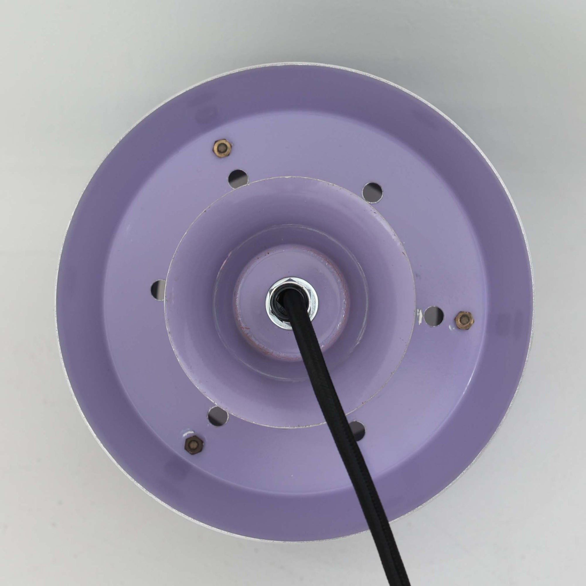 Carl ThoreがGranhaga Metallindustriで手掛けた直径15cmの小ぶりなペンダントライトで、段状に重ねたアルミシェードが光を柔らかく拡散し、点灯時には上下方向へ美しいグラデーションを生み出す北欧ビンテージ品です。繊細なヘアライン仕上げとブラックパーツのコントラストがモダンな印象を与え、キッチンカウンターや小空間のアクセント照明としてはもちろん、複数灯を並べたコーディネートにも最適です。コンパクトながら彫刻的なフォルムが存在感を放ち、経年で深まった質感がビンテージならではの魅力を際立たせています。