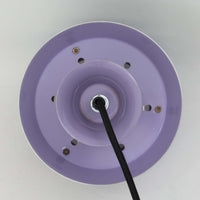 Carl ThoreがGranhaga Metallindustriで手掛けた直径15cmの小ぶりなペンダントライトで、段状に重ねたアルミシェードが光を柔らかく拡散し、点灯時には上下方向へ美しいグラデーションを生み出す北欧ビンテージ品です。繊細なヘアライン仕上げとブラックパーツのコントラストがモダンな印象を与え、キッチンカウンターや小空間のアクセント照明としてはもちろん、複数灯を並べたコーディネートにも最適です。コンパクトながら彫刻的なフォルムが存在感を放ち、経年で深まった質感がビンテージならではの魅力を際立たせています。