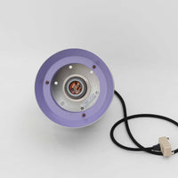 Carl ThoreがGranhaga Metallindustriで手掛けた直径15cmの小ぶりなペンダントライトで、段状に重ねたアルミシェードが光を柔らかく拡散し、点灯時には上下方向へ美しいグラデーションを生み出す北欧ビンテージ品です。繊細なヘアライン仕上げとブラックパーツのコントラストがモダンな印象を与え、キッチンカウンターや小空間のアクセント照明としてはもちろん、複数灯を並べたコーディネートにも最適です。コンパクトながら彫刻的なフォルムが存在感を放ち、経年で深まった質感がビンテージならではの魅力を際立たせています。