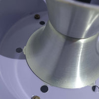 Carl ThoreがGranhaga Metallindustriで手掛けた直径15cmの小ぶりなペンダントライトで、段状に重ねたアルミシェードが光を柔らかく拡散し、点灯時には上下方向へ美しいグラデーションを生み出す北欧ビンテージ品です。繊細なヘアライン仕上げとブラックパーツのコントラストがモダンな印象を与え、キッチンカウンターや小空間のアクセント照明としてはもちろん、複数灯を並べたコーディネートにも最適です。コンパクトながら彫刻的なフォルムが存在感を放ち、経年で深まった質感がビンテージならではの魅力を際立たせています。