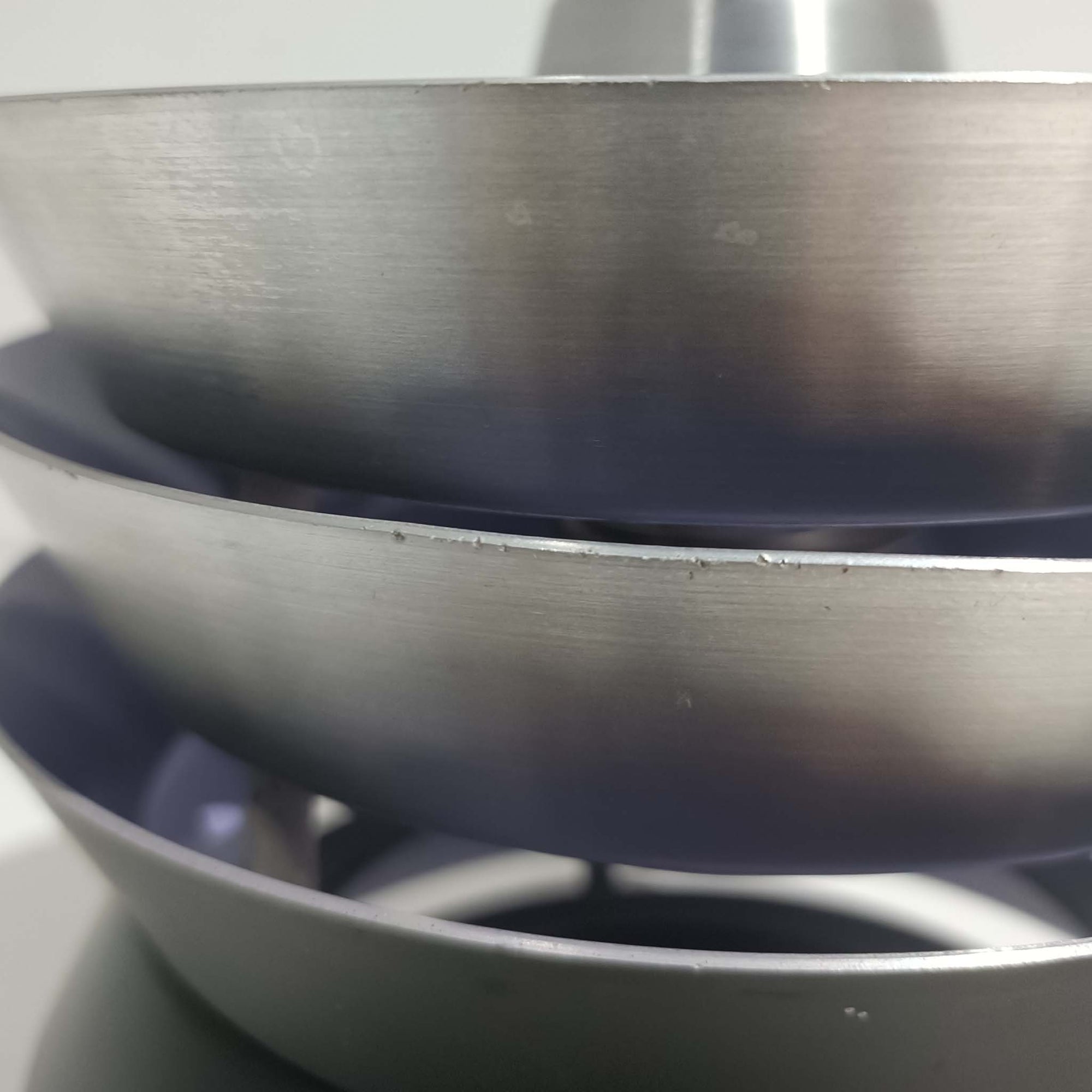 Carl ThoreがGranhaga Metallindustriで手掛けた直径15cmの小ぶりなペンダントライトで、段状に重ねたアルミシェードが光を柔らかく拡散し、点灯時には上下方向へ美しいグラデーションを生み出す北欧ビンテージ品です。繊細なヘアライン仕上げとブラックパーツのコントラストがモダンな印象を与え、キッチンカウンターや小空間のアクセント照明としてはもちろん、複数灯を並べたコーディネートにも最適です。コンパクトながら彫刻的なフォルムが存在感を放ち、経年で深まった質感がビンテージならではの魅力を際立たせています。