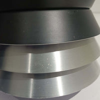 Carl ThoreがGranhaga Metallindustriで手掛けた直径15cmの小ぶりなペンダントライトで、段状に重ねたアルミシェードが光を柔らかく拡散し、点灯時には上下方向へ美しいグラデーションを生み出す北欧ビンテージ品です。繊細なヘアライン仕上げとブラックパーツのコントラストがモダンな印象を与え、キッチンカウンターや小空間のアクセント照明としてはもちろん、複数灯を並べたコーディネートにも最適です。コンパクトながら彫刻的なフォルムが存在感を放ち、経年で深まった質感がビンテージならではの魅力を際立たせています。