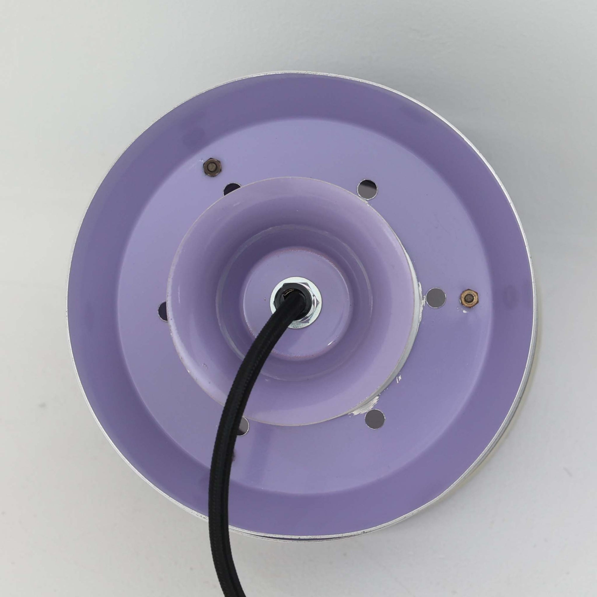 Carl ThoreがGranhaga Metallindustriで手掛けた直径15cmの小ぶりなペンダントライトで、段状に重ねたアルミシェードが光を柔らかく拡散し、点灯時には上下方向へ美しいグラデーションを生み出す北欧ビンテージ品です。繊細なヘアライン仕上げとブラックパーツのコントラストがモダンな印象を与え、キッチンカウンターや小空間のアクセント照明としてはもちろん、複数灯を並べたコーディネートにも最適です。コンパクトながら彫刻的なフォルムが存在感を放ち、経年で深まった質感がビンテージならではの魅力を際立たせています。