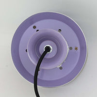 Carl ThoreがGranhaga Metallindustriで手掛けた直径15cmの小ぶりなペンダントライトで、段状に重ねたアルミシェードが光を柔らかく拡散し、点灯時には上下方向へ美しいグラデーションを生み出す北欧ビンテージ品です。繊細なヘアライン仕上げとブラックパーツのコントラストがモダンな印象を与え、キッチンカウンターや小空間のアクセント照明としてはもちろん、複数灯を並べたコーディネートにも最適です。コンパクトながら彫刻的なフォルムが存在感を放ち、経年で深まった質感がビンテージならではの魅力を際立たせています。