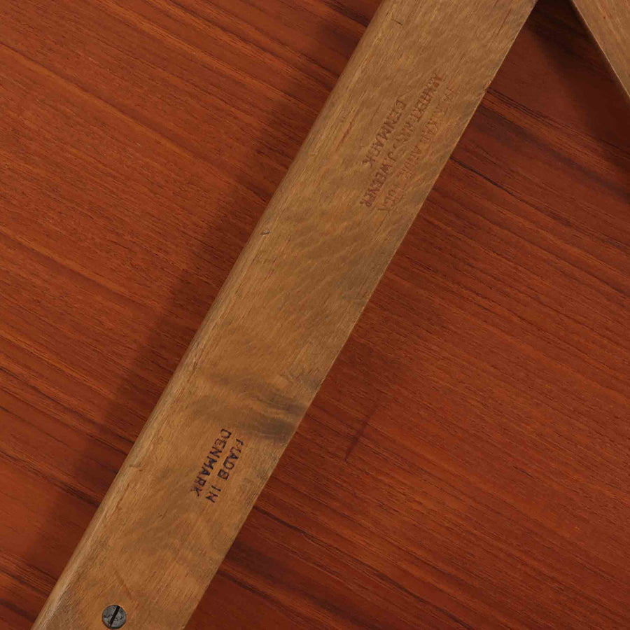 デンマークの巨匠Hans J. Wegner（ハンス・J・ウェグナー）がAndreas Tuck社のためにデザインした「AT8」円形センターテーブルです。チーク材による滑らかな天板と、3本脚の軽やかな構造が特徴で、美しくテーパーのついた脚部が全体に上品な印象を与えます。脚は木製のねじ込み構造になっており、工具を使わずに着脱が可能です。こうしたディテールにもビンテージ期ならではの職人技が感じられます。脚部までチーク材が使用された希少なタイプで、素材の統一感と温かみのある質感が際立ちます。ウェグナーらしいシンプルで機能的な造形と、経年により深みを増したチークの風合いが融合し、リビング空間に上質な北欧のぬくもりを添える一台です。