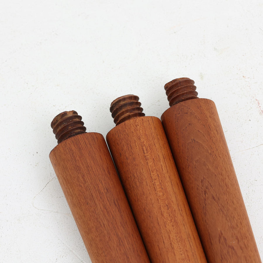 デンマークの巨匠Hans J. Wegner（ハンス・J・ウェグナー）がAndreas Tuck社のためにデザインした「AT8」円形センターテーブルです。チーク材による滑らかな天板と、3本脚の軽やかな構造が特徴で、美しくテーパーのついた脚部が全体に上品な印象を与えます。脚は木製のねじ込み構造になっており、工具を使わずに着脱が可能です。こうしたディテールにもビンテージ期ならではの職人技が感じられます。脚部までチーク材が使用された希少なタイプで、素材の統一感と温かみのある質感が際立ちます。ウェグナーらしいシンプルで機能的な造形と、経年により深みを増したチークの風合いが融合し、リビング空間に上質な北欧のぬくもりを添える一台です。