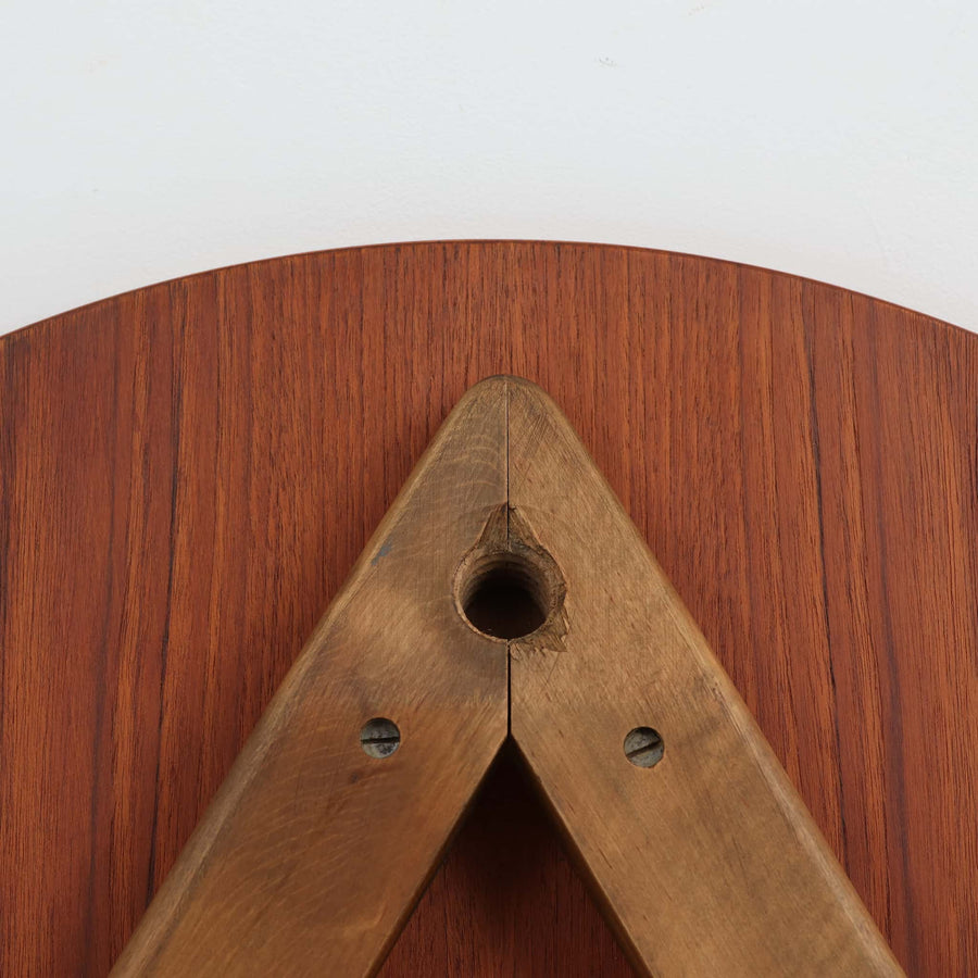 デンマークの巨匠Hans J. Wegner（ハンス・J・ウェグナー）がAndreas Tuck社のためにデザインした「AT8」円形センターテーブルです。チーク材による滑らかな天板と、3本脚の軽やかな構造が特徴で、美しくテーパーのついた脚部が全体に上品な印象を与えます。脚は木製のねじ込み構造になっており、工具を使わずに着脱が可能です。こうしたディテールにもビンテージ期ならではの職人技が感じられます。脚部までチーク材が使用された希少なタイプで、素材の統一感と温かみのある質感が際立ちます。ウェグナーらしいシンプルで機能的な造形と、経年により深みを増したチークの風合いが融合し、リビング空間に上質な北欧のぬくもりを添える一台です。