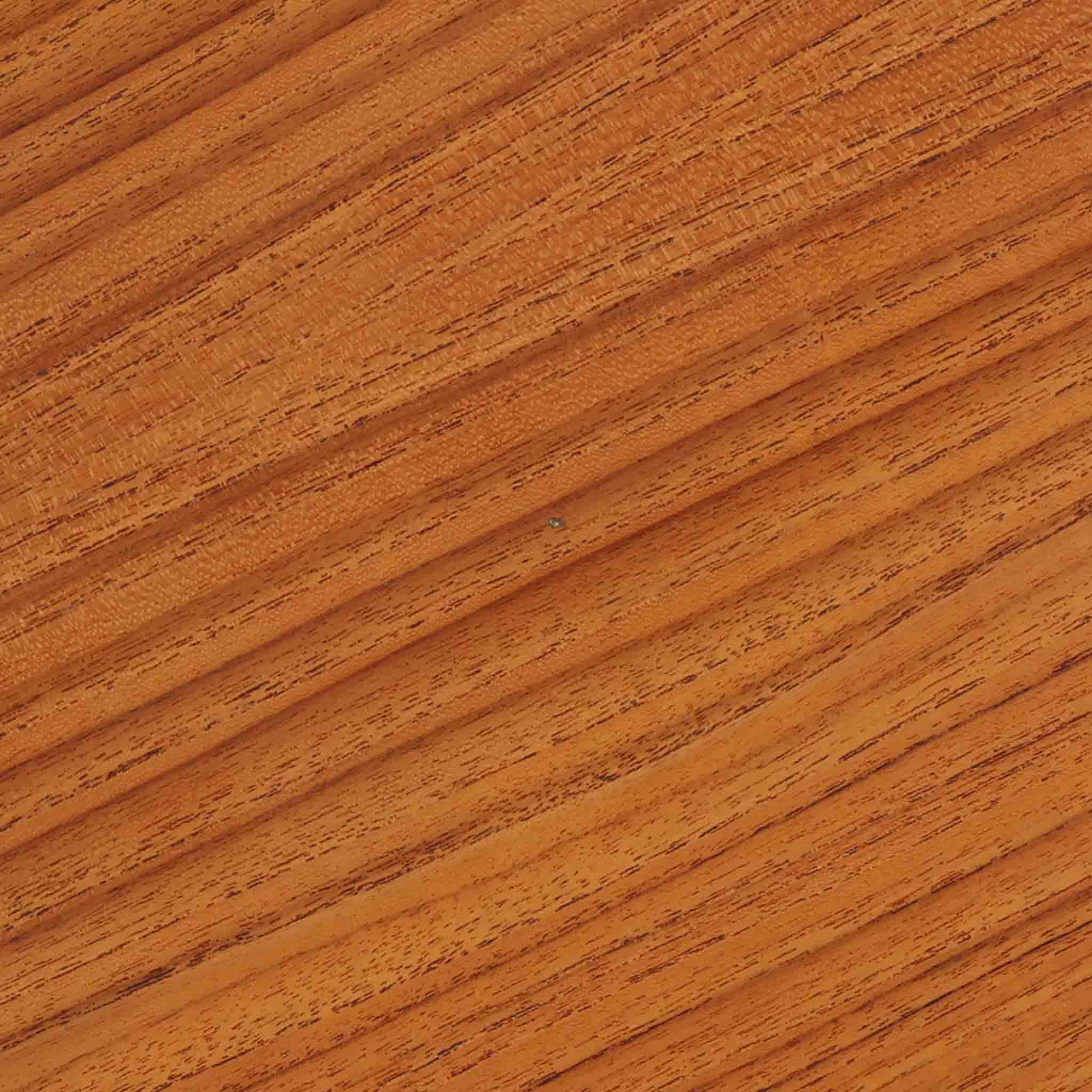 デンマークの巨匠Hans J. Wegner（ハンス・J・ウェグナー）がAndreas Tuck社のためにデザインした「AT8」円形センターテーブルです。チーク材による滑らかな天板と、3本脚の軽やかな構造が特徴で、美しくテーパーのついた脚部が全体に上品な印象を与えます。脚は木製のねじ込み構造になっており、工具を使わずに着脱が可能です。こうしたディテールにもビンテージ期ならではの職人技が感じられます。脚部までチーク材が使用された希少なタイプで、素材の統一感と温かみのある質感が際立ちます。ウェグナーらしいシンプルで機能的な造形と、経年により深みを増したチークの風合いが融合し、リビング空間に上質な北欧のぬくもりを添える一台です。