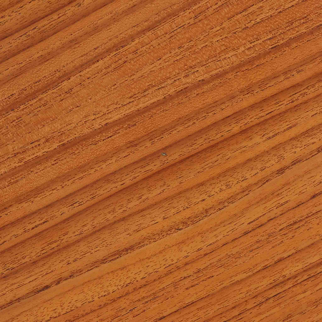 デンマークの巨匠Hans J. Wegner（ハンス・J・ウェグナー）がAndreas Tuck社のためにデザインした「AT8」円形センターテーブルです。チーク材による滑らかな天板と、3本脚の軽やかな構造が特徴で、美しくテーパーのついた脚部が全体に上品な印象を与えます。脚は木製のねじ込み構造になっており、工具を使わずに着脱が可能です。こうしたディテールにもビンテージ期ならではの職人技が感じられます。脚部までチーク材が使用された希少なタイプで、素材の統一感と温かみのある質感が際立ちます。ウェグナーらしいシンプルで機能的な造形と、経年により深みを増したチークの風合いが融合し、リビング空間に上質な北欧のぬくもりを添える一台です。