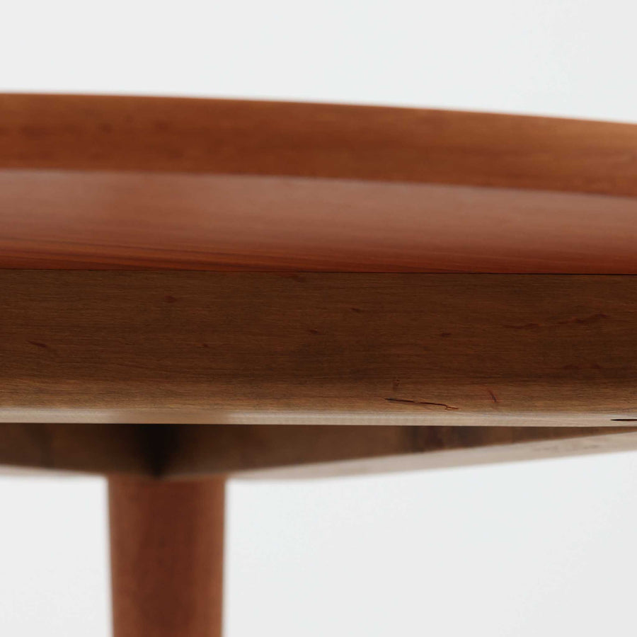 デンマークの巨匠Hans J. Wegner（ハンス・J・ウェグナー）がAndreas Tuck社のためにデザインした「AT8」円形センターテーブルです。チーク材による滑らかな天板と、3本脚の軽やかな構造が特徴で、美しくテーパーのついた脚部が全体に上品な印象を与えます。脚は木製のねじ込み構造になっており、工具を使わずに着脱が可能です。こうしたディテールにもビンテージ期ならではの職人技が感じられます。脚部までチーク材が使用された希少なタイプで、素材の統一感と温かみのある質感が際立ちます。ウェグナーらしいシンプルで機能的な造形と、経年により深みを増したチークの風合いが融合し、リビング空間に上質な北欧のぬくもりを添える一台です。