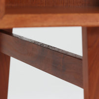 デンマーク製のビンテージ両袖デスクです。チーク材を使用した天板と本体は、美しい木目と温かみのある色合いが魅力で、北欧家具らしい上質な雰囲気を空間にもたらします。左右に備えられた引き出し収納は書類や小物を整理しやすく、作業スペースをすっきり保てる実用的な設計。背面も美しく仕上げられており、空間の中央に配置しても映えるデザインです。細身の脚部が軽やかな印象を与え、書斎やワークスペースに落ち着いたビンテージの存在感を添える一台です。