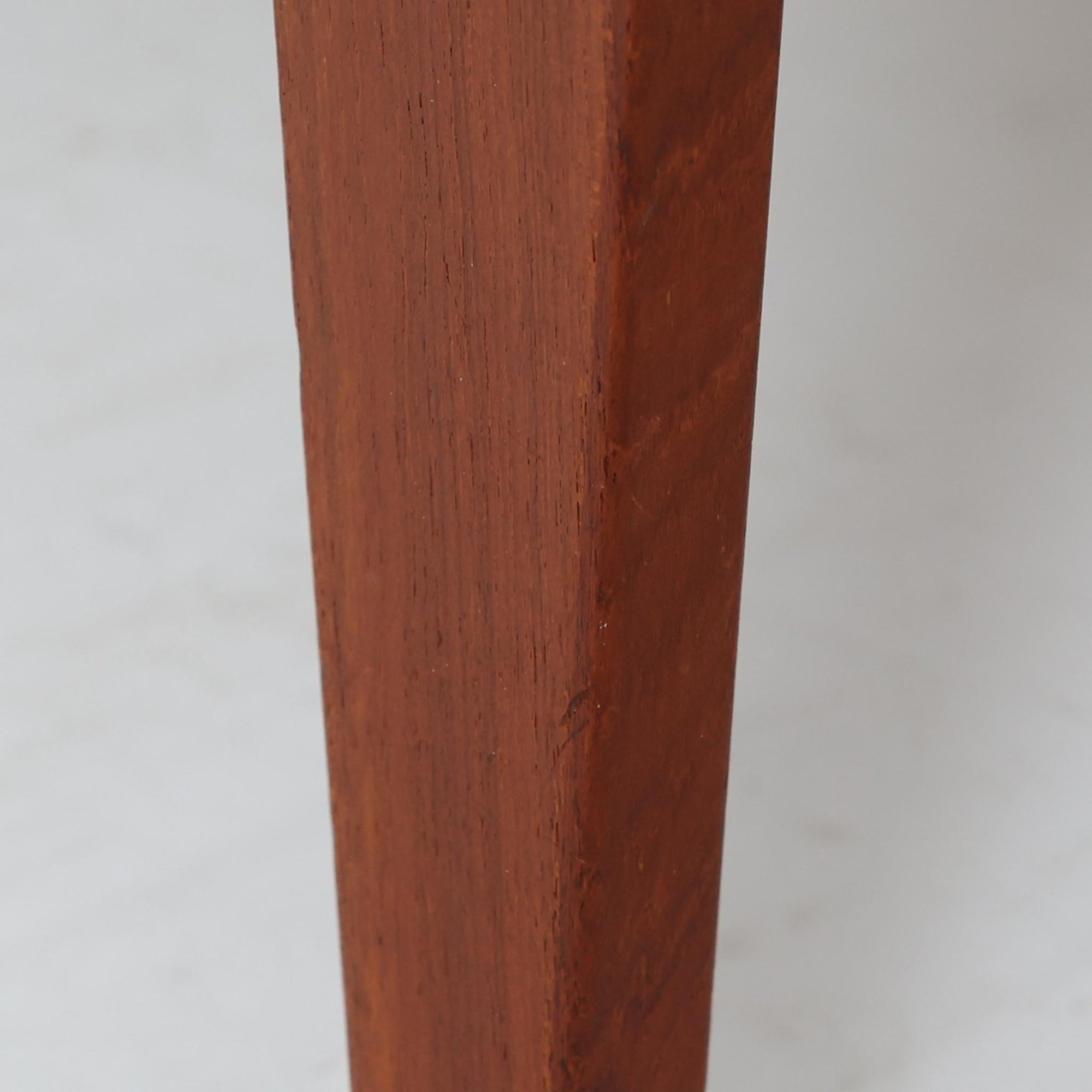 デンマーク製のビンテージ両袖デスクです。チーク材を使用した天板と本体は、美しい木目と温かみのある色合いが魅力で、北欧家具らしい上質な雰囲気を空間にもたらします。左右に備えられた引き出し収納は書類や小物を整理しやすく、作業スペースをすっきり保てる実用的な設計。背面も美しく仕上げられており、空間の中央に配置しても映えるデザインです。細身の脚部が軽やかな印象を与え、書斎やワークスペースに落ち着いたビンテージの存在感を添える一台です。