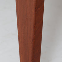 デンマーク製のビンテージ両袖デスクです。チーク材を使用した天板と本体は、美しい木目と温かみのある色合いが魅力で、北欧家具らしい上質な雰囲気を空間にもたらします。左右に備えられた引き出し収納は書類や小物を整理しやすく、作業スペースをすっきり保てる実用的な設計。背面も美しく仕上げられており、空間の中央に配置しても映えるデザインです。細身の脚部が軽やかな印象を与え、書斎やワークスペースに落ち着いたビンテージの存在感を添える一台です。