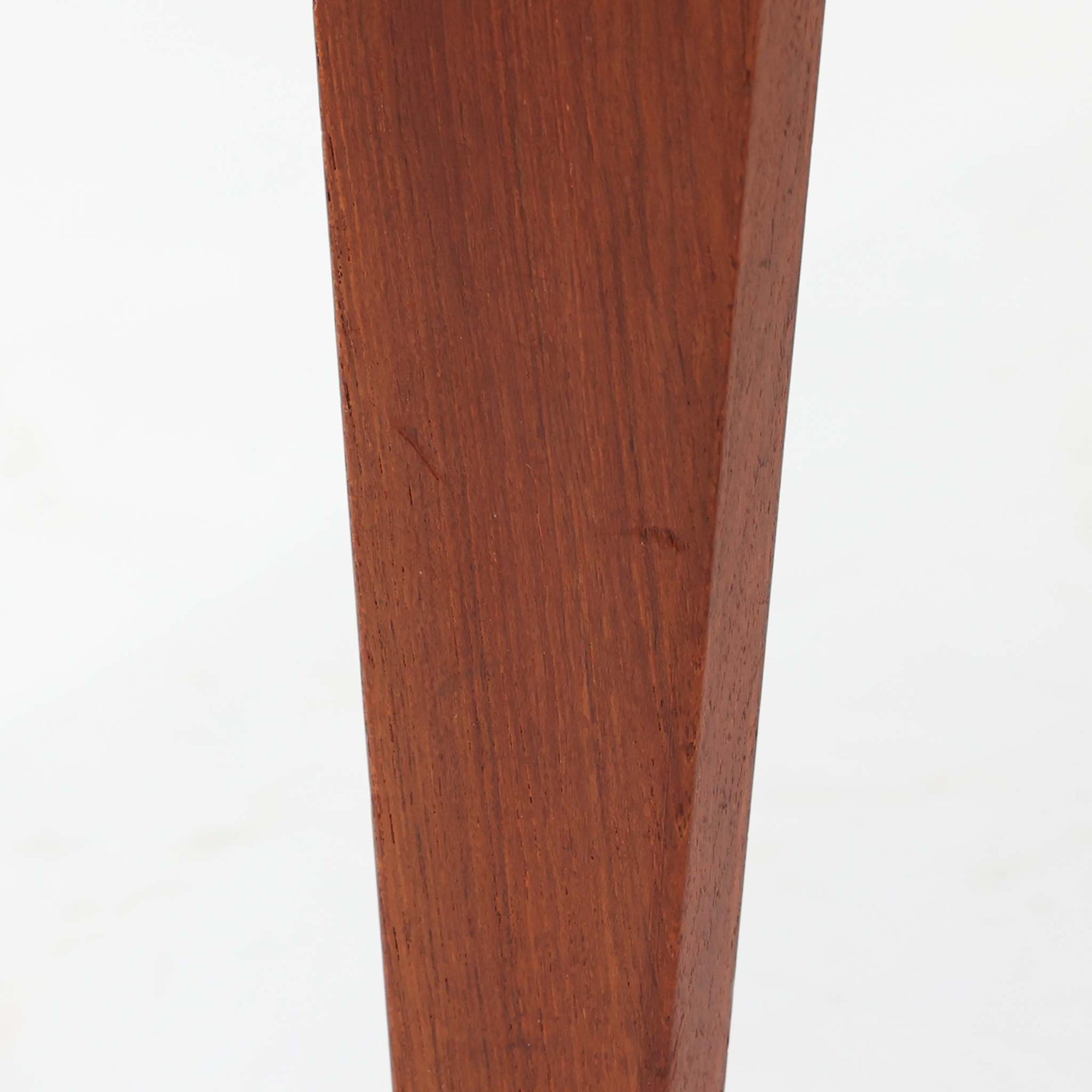 デンマーク製のビンテージ両袖デスクです。チーク材を使用した天板と本体は、美しい木目と温かみのある色合いが魅力で、北欧家具らしい上質な雰囲気を空間にもたらします。左右に備えられた引き出し収納は書類や小物を整理しやすく、作業スペースをすっきり保てる実用的な設計。背面も美しく仕上げられており、空間の中央に配置しても映えるデザインです。細身の脚部が軽やかな印象を与え、書斎やワークスペースに落ち着いたビンテージの存在感を添える一台です。