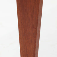 デンマーク製のビンテージ両袖デスクです。チーク材を使用した天板と本体は、美しい木目と温かみのある色合いが魅力で、北欧家具らしい上質な雰囲気を空間にもたらします。左右に備えられた引き出し収納は書類や小物を整理しやすく、作業スペースをすっきり保てる実用的な設計。背面も美しく仕上げられており、空間の中央に配置しても映えるデザインです。細身の脚部が軽やかな印象を与え、書斎やワークスペースに落ち着いたビンテージの存在感を添える一台です。