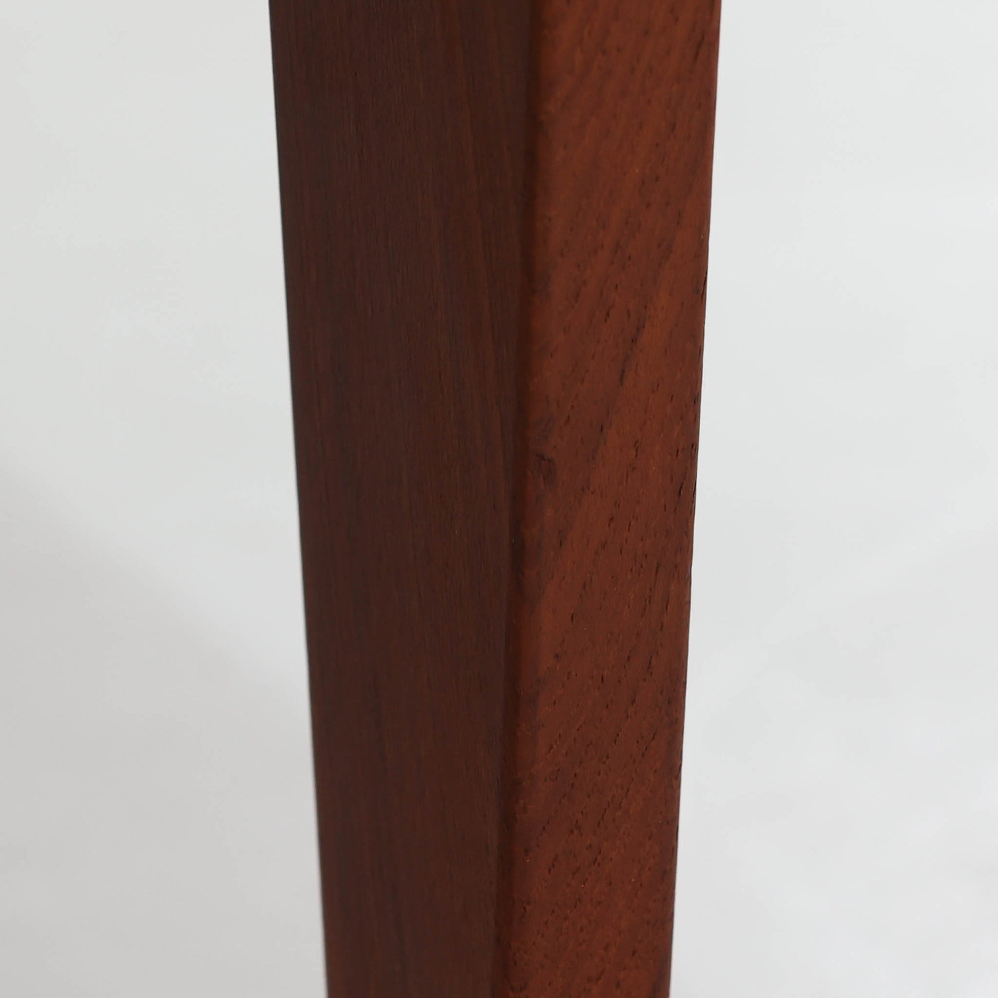 デンマーク製のビンテージ両袖デスクです。チーク材を使用した天板と本体は、美しい木目と温かみのある色合いが魅力で、北欧家具らしい上質な雰囲気を空間にもたらします。左右に備えられた引き出し収納は書類や小物を整理しやすく、作業スペースをすっきり保てる実用的な設計。背面も美しく仕上げられており、空間の中央に配置しても映えるデザインです。細身の脚部が軽やかな印象を与え、書斎やワークスペースに落ち着いたビンテージの存在感を添える一台です。