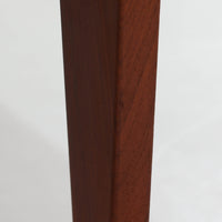 デンマーク製のビンテージ両袖デスクです。チーク材を使用した天板と本体は、美しい木目と温かみのある色合いが魅力で、北欧家具らしい上質な雰囲気を空間にもたらします。左右に備えられた引き出し収納は書類や小物を整理しやすく、作業スペースをすっきり保てる実用的な設計。背面も美しく仕上げられており、空間の中央に配置しても映えるデザインです。細身の脚部が軽やかな印象を与え、書斎やワークスペースに落ち着いたビンテージの存在感を添える一台です。