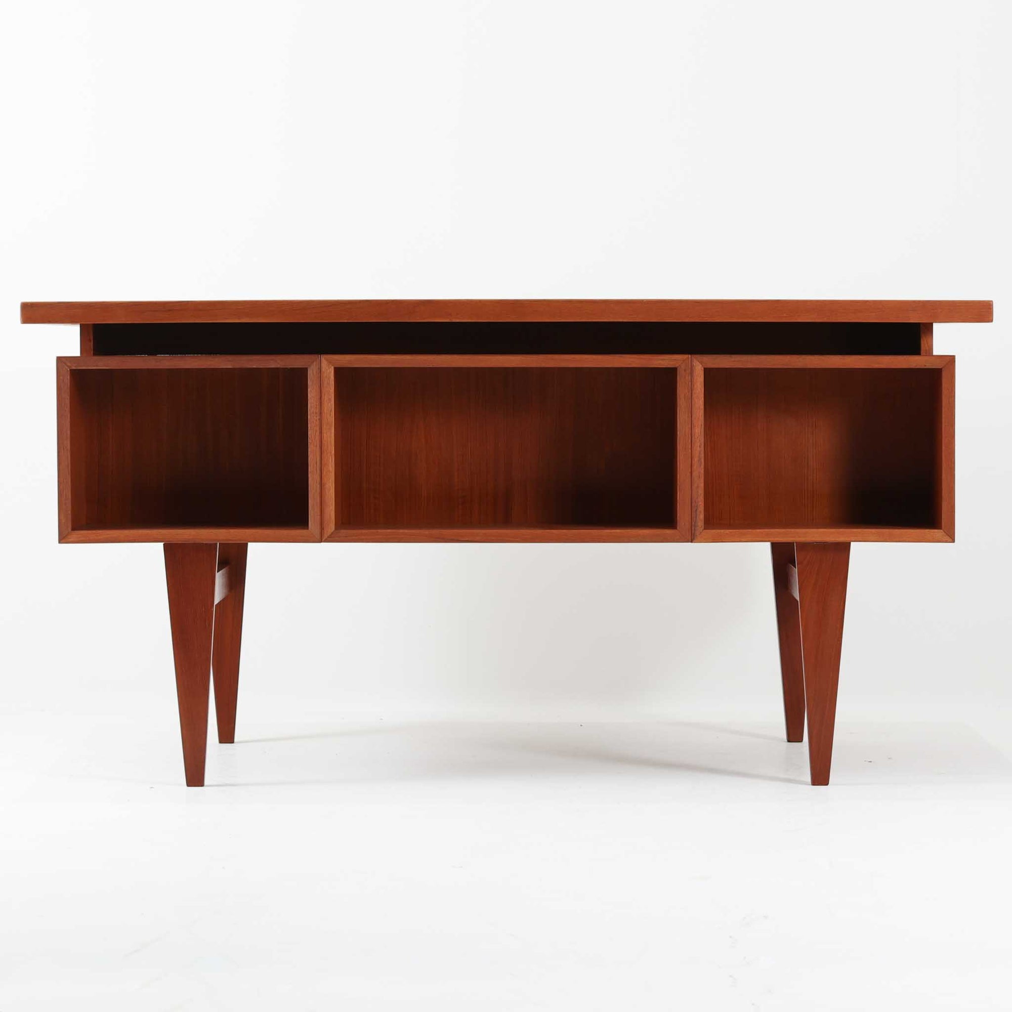 デンマーク製のビンテージ両袖デスクです。チーク材を使用した天板と本体は、美しい木目と温かみのある色合いが魅力で、北欧家具らしい上質な雰囲気を空間にもたらします。左右に備えられた引き出し収納は書類や小物を整理しやすく、作業スペースをすっきり保てる実用的な設計。背面も美しく仕上げられており、空間の中央に配置しても映えるデザインです。細身の脚部が軽やかな印象を与え、書斎やワークスペースに落ち着いたビンテージの存在感を添える一台です。