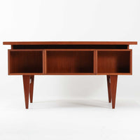 デンマーク製のビンテージ両袖デスクです。チーク材を使用した天板と本体は、美しい木目と温かみのある色合いが魅力で、北欧家具らしい上質な雰囲気を空間にもたらします。左右に備えられた引き出し収納は書類や小物を整理しやすく、作業スペースをすっきり保てる実用的な設計。背面も美しく仕上げられており、空間の中央に配置しても映えるデザインです。細身の脚部が軽やかな印象を与え、書斎やワークスペースに落ち着いたビンテージの存在感を添える一台です。