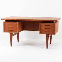 デンマーク製のビンテージ両袖デスクです。チーク材を使用した天板と本体は、美しい木目と温かみのある色合いが魅力で、北欧家具らしい上質な雰囲気を空間にもたらします。左右に備えられた引き出し収納は書類や小物を整理しやすく、作業スペースをすっきり保てる実用的な設計。背面も美しく仕上げられており、空間の中央に配置しても映えるデザインです。細身の脚部が軽やかな印象を与え、書斎やワークスペースに落ち着いたビンテージの存在感を添える一台です。