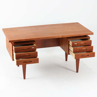 デンマーク製のビンテージ両袖デスクです。チーク材を使用した天板と本体は、美しい木目と温かみのある色合いが魅力で、北欧家具らしい上質な雰囲気を空間にもたらします。左右に備えられた引き出し収納は書類や小物を整理しやすく、作業スペースをすっきり保てる実用的な設計。背面も美しく仕上げられており、空間の中央に配置しても映えるデザインです。細身の脚部が軽やかな印象を与え、書斎やワークスペースに落ち着いたビンテージの存在感を添える一台です。