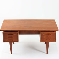 デンマーク製のビンテージ両袖デスクです。チーク材を使用した天板と本体は、美しい木目と温かみのある色合いが魅力で、北欧家具らしい上質な雰囲気を空間にもたらします。左右に備えられた引き出し収納は書類や小物を整理しやすく、作業スペースをすっきり保てる実用的な設計。背面も美しく仕上げられており、空間の中央に配置しても映えるデザインです。細身の脚部が軽やかな印象を与え、書斎やワークスペースに落ち着いたビンテージの存在感を添える一台です。