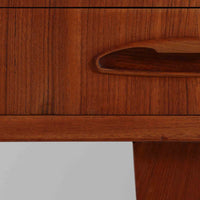 デンマーク製のビンテージ両袖デスクです。チーク材を使用した天板と本体は、美しい木目と温かみのある色合いが魅力で、北欧家具らしい上質な雰囲気を空間にもたらします。左右に備えられた引き出し収納は書類や小物を整理しやすく、作業スペースをすっきり保てる実用的な設計。背面も美しく仕上げられており、空間の中央に配置しても映えるデザインです。細身の脚部が軽やかな印象を与え、書斎やワークスペースに落ち着いたビンテージの存在感を添える一台です。