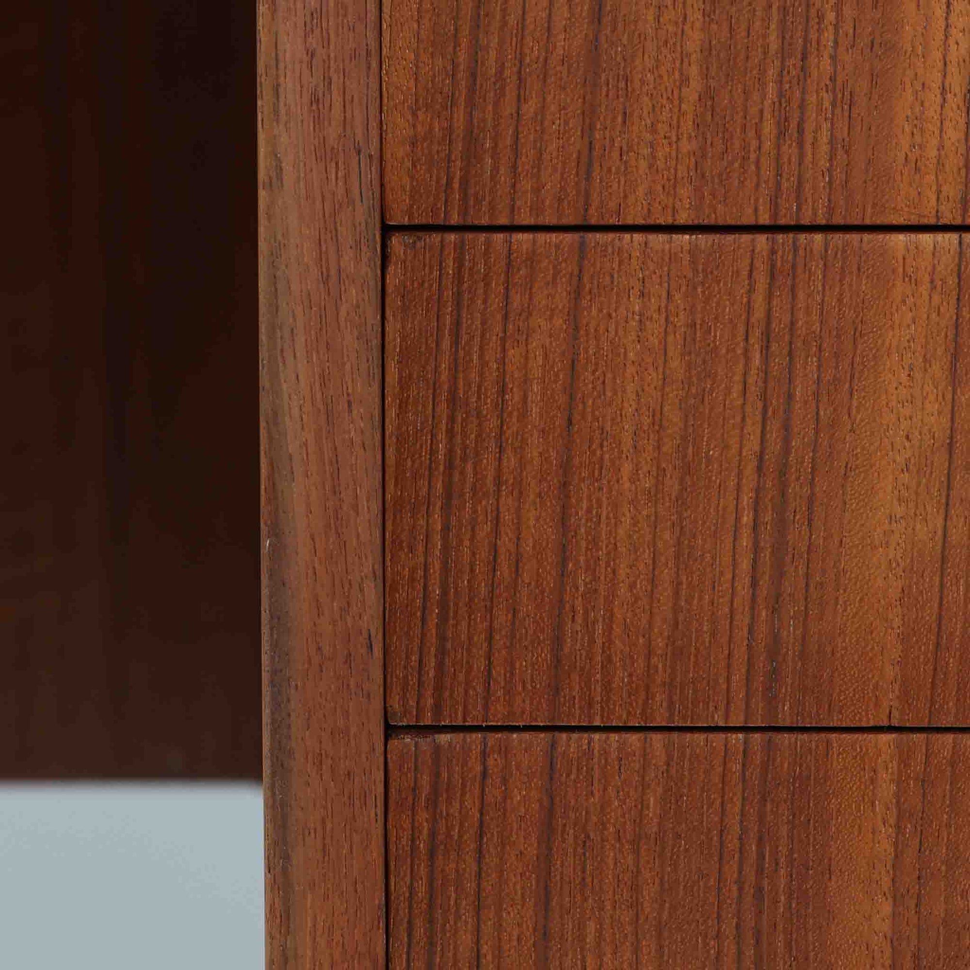 デンマーク製のビンテージ両袖デスクです。チーク材を使用した天板と本体は、美しい木目と温かみのある色合いが魅力で、北欧家具らしい上質な雰囲気を空間にもたらします。左右に備えられた引き出し収納は書類や小物を整理しやすく、作業スペースをすっきり保てる実用的な設計。背面も美しく仕上げられており、空間の中央に配置しても映えるデザインです。細身の脚部が軽やかな印象を与え、書斎やワークスペースに落ち着いたビンテージの存在感を添える一台です。