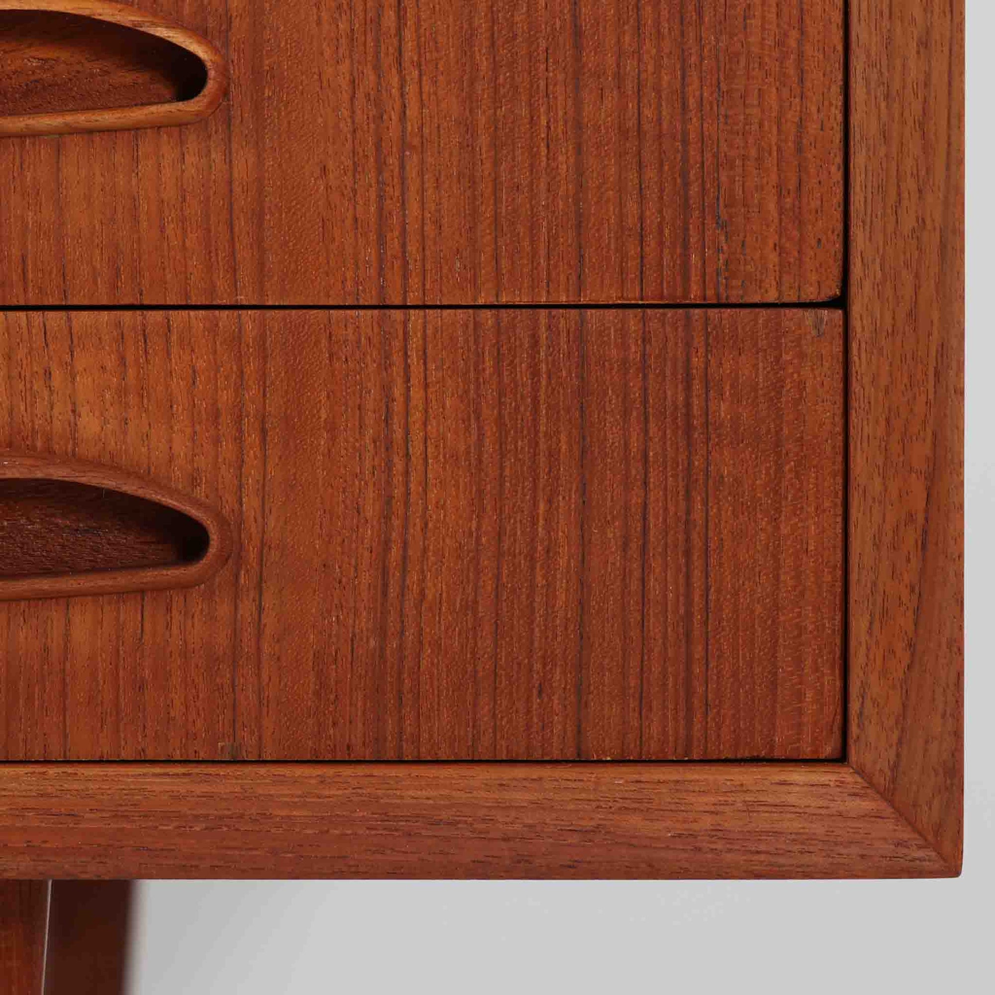 デンマーク製のビンテージ両袖デスクです。チーク材を使用した天板と本体は、美しい木目と温かみのある色合いが魅力で、北欧家具らしい上質な雰囲気を空間にもたらします。左右に備えられた引き出し収納は書類や小物を整理しやすく、作業スペースをすっきり保てる実用的な設計。背面も美しく仕上げられており、空間の中央に配置しても映えるデザインです。細身の脚部が軽やかな印象を与え、書斎やワークスペースに落ち着いたビンテージの存在感を添える一台です。