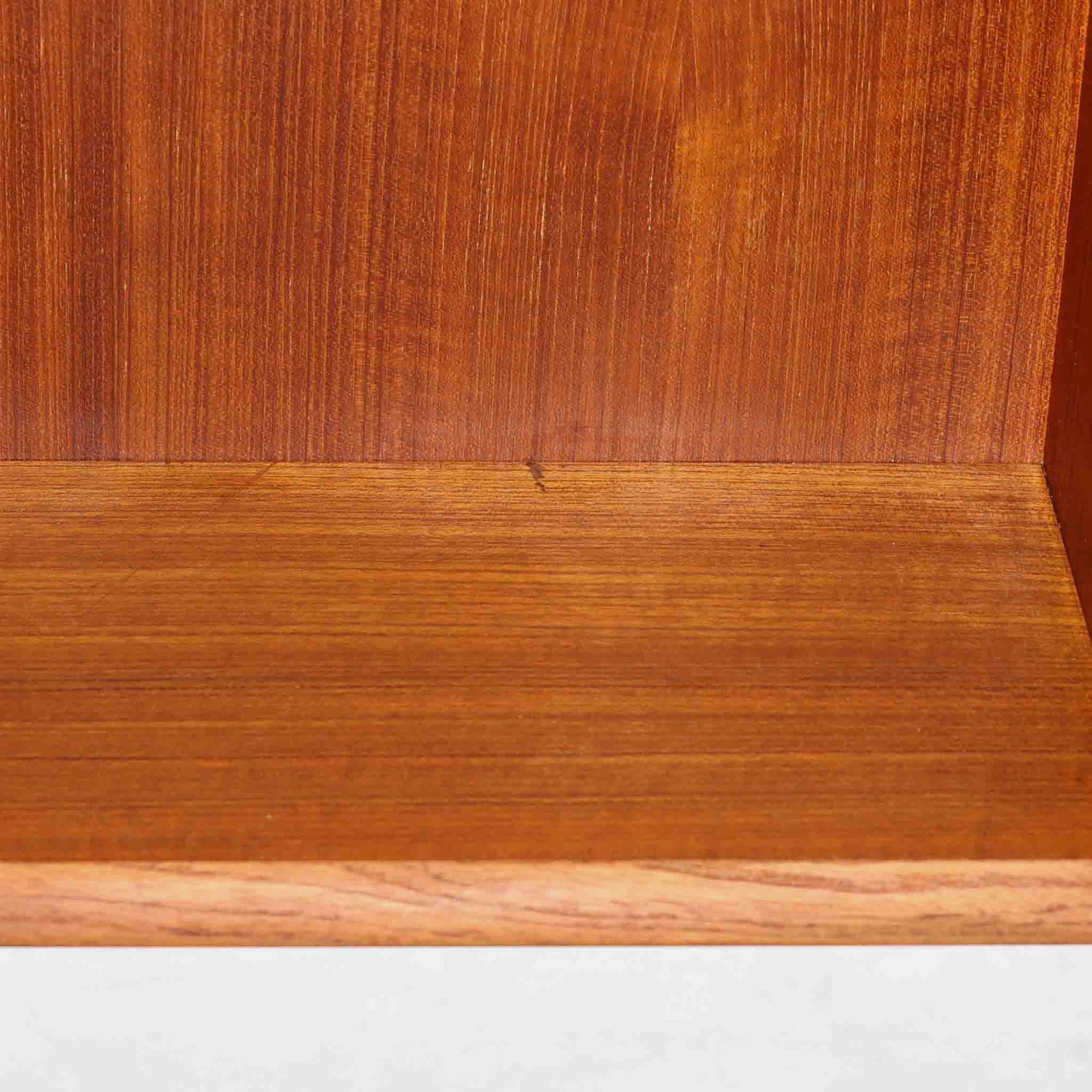 デンマーク製のビンテージ両袖デスクです。チーク材を使用した天板と本体は、美しい木目と温かみのある色合いが魅力で、北欧家具らしい上質な雰囲気を空間にもたらします。左右に備えられた引き出し収納は書類や小物を整理しやすく、作業スペースをすっきり保てる実用的な設計。背面も美しく仕上げられており、空間の中央に配置しても映えるデザインです。細身の脚部が軽やかな印象を与え、書斎やワークスペースに落ち着いたビンテージの存在感を添える一台です。