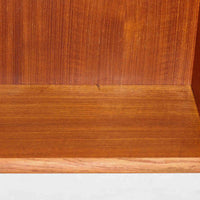 デンマーク製のビンテージ両袖デスクです。チーク材を使用した天板と本体は、美しい木目と温かみのある色合いが魅力で、北欧家具らしい上質な雰囲気を空間にもたらします。左右に備えられた引き出し収納は書類や小物を整理しやすく、作業スペースをすっきり保てる実用的な設計。背面も美しく仕上げられており、空間の中央に配置しても映えるデザインです。細身の脚部が軽やかな印象を与え、書斎やワークスペースに落ち着いたビンテージの存在感を添える一台です。