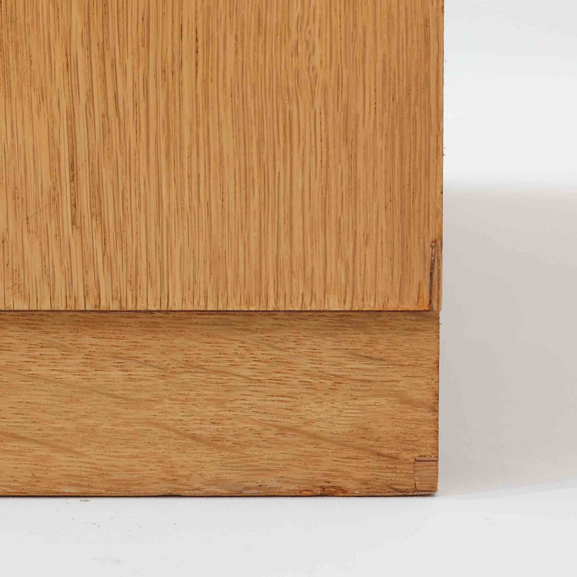 北欧ビンテージらしい素朴で誠実なつくりが魅力のブックシェルフです。オーク材を用いた本体は、直線的で無駄のないフォルムと、木目の表情をそのまま生かした仕上げが特徴で、空間に自然な温もりをもたらします。幅85cmの使いやすいサイズ感に、すべて可動式の棚板を備えており、収納する物に合わせて高さ調整が可能です。本や雑誌の収納はもちろん、器やオブジェを飾るディスプレイ棚としても活躍します。経年変化により深みを増した木肌と、実用性を重視した北欧家具らしい佇まいが、日常の暮らしに静かに寄り添う一台です。