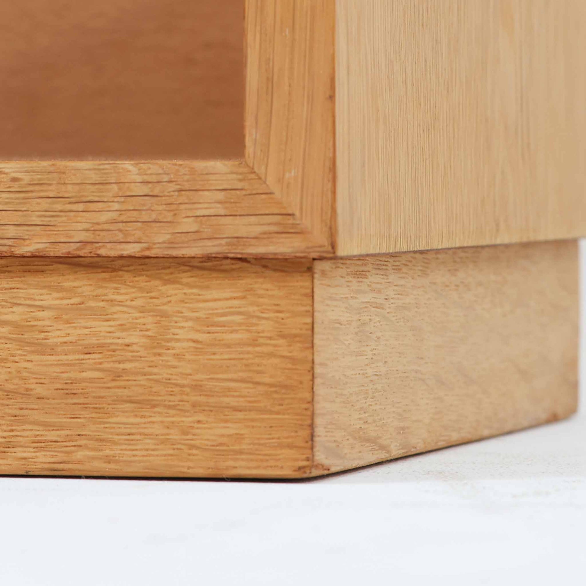 北欧ビンテージらしい素朴で誠実なつくりが魅力のブックシェルフです。オーク材を用いた本体は、直線的で無駄のないフォルムと、木目の表情をそのまま生かした仕上げが特徴で、空間に自然な温もりをもたらします。幅85cmの使いやすいサイズ感に、すべて可動式の棚板を備えており、収納する物に合わせて高さ調整が可能です。本や雑誌の収納はもちろん、器やオブジェを飾るディスプレイ棚としても活躍します。経年変化により深みを増した木肌と、実用性を重視した北欧家具らしい佇まいが、日常の暮らしに静かに寄り添う一台です。