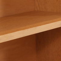 北欧ビンテージらしい素朴で誠実なつくりが魅力のブックシェルフです。オーク材を用いた本体は、直線的で無駄のないフォルムと、木目の表情をそのまま生かした仕上げが特徴で、空間に自然な温もりをもたらします。幅85cmの使いやすいサイズ感に、すべて可動式の棚板を備えており、収納する物に合わせて高さ調整が可能です。本や雑誌の収納はもちろん、器やオブジェを飾るディスプレイ棚としても活躍します。経年変化により深みを増した木肌と、実用性を重視した北欧家具らしい佇まいが、日常の暮らしに静かに寄り添う一台です。