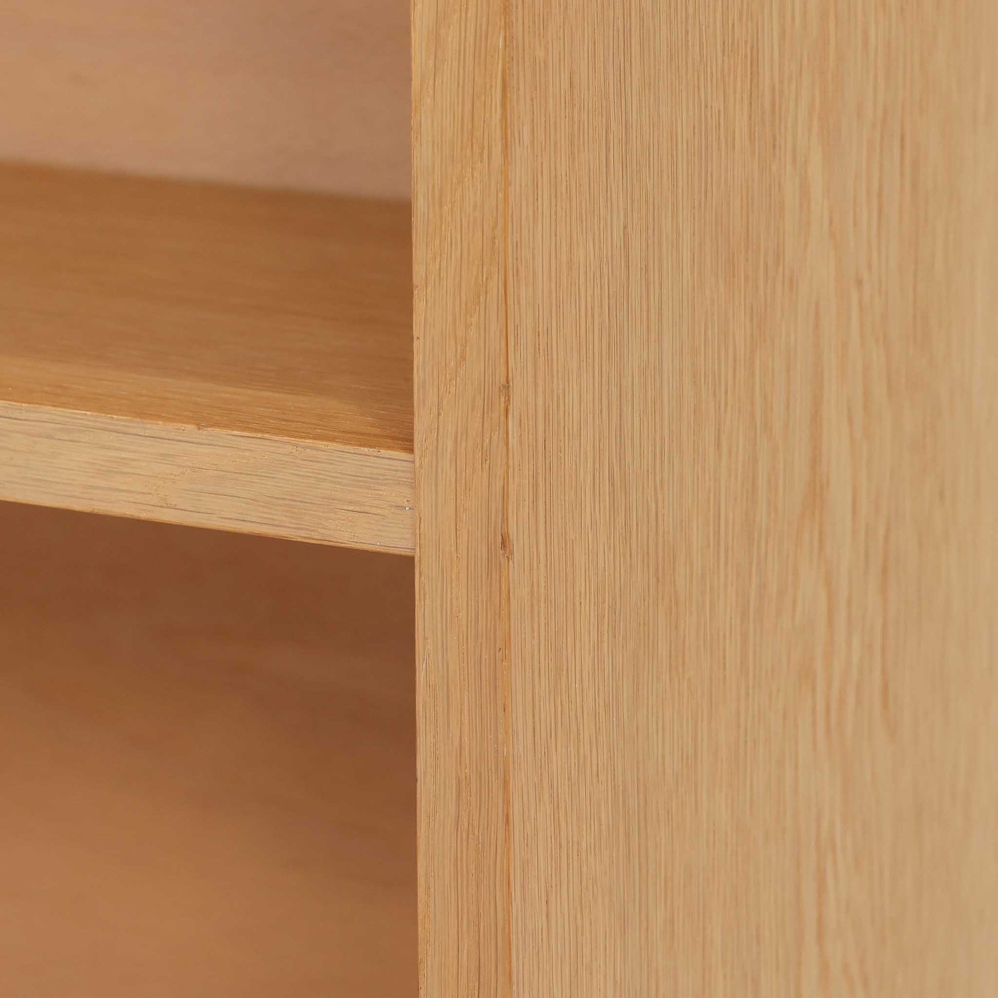 北欧ビンテージらしい素朴で誠実なつくりが魅力のブックシェルフです。オーク材を用いた本体は、直線的で無駄のないフォルムと、木目の表情をそのまま生かした仕上げが特徴で、空間に自然な温もりをもたらします。幅85cmの使いやすいサイズ感に、すべて可動式の棚板を備えており、収納する物に合わせて高さ調整が可能です。本や雑誌の収納はもちろん、器やオブジェを飾るディスプレイ棚としても活躍します。経年変化により深みを増した木肌と、実用性を重視した北欧家具らしい佇まいが、日常の暮らしに静かに寄り添う一台です。