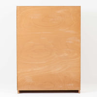 北欧ビンテージらしい素朴で誠実なつくりが魅力のブックシェルフです。オーク材を用いた本体は、直線的で無駄のないフォルムと、木目の表情をそのまま生かした仕上げが特徴で、空間に自然な温もりをもたらします。幅85cmの使いやすいサイズ感に、すべて可動式の棚板を備えており、収納する物に合わせて高さ調整が可能です。本や雑誌の収納はもちろん、器やオブジェを飾るディスプレイ棚としても活躍します。経年変化により深みを増した木肌と、実用性を重視した北欧家具らしい佇まいが、日常の暮らしに静かに寄り添う一台です。