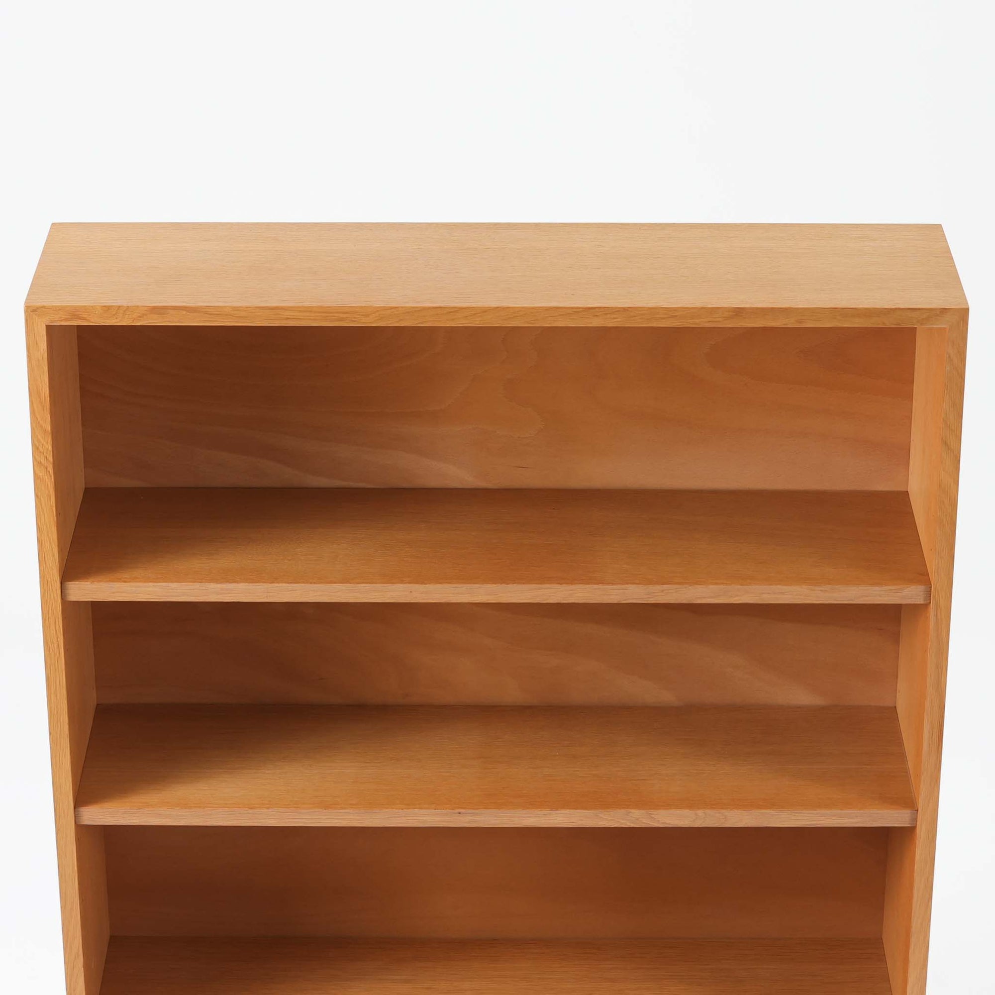 北欧ビンテージらしい素朴で誠実なつくりが魅力のブックシェルフです。オーク材を用いた本体は、直線的で無駄のないフォルムと、木目の表情をそのまま生かした仕上げが特徴で、空間に自然な温もりをもたらします。幅85cmの使いやすいサイズ感に、すべて可動式の棚板を備えており、収納する物に合わせて高さ調整が可能です。本や雑誌の収納はもちろん、器やオブジェを飾るディスプレイ棚としても活躍します。経年変化により深みを増した木肌と、実用性を重視した北欧家具らしい佇まいが、日常の暮らしに静かに寄り添う一台です。