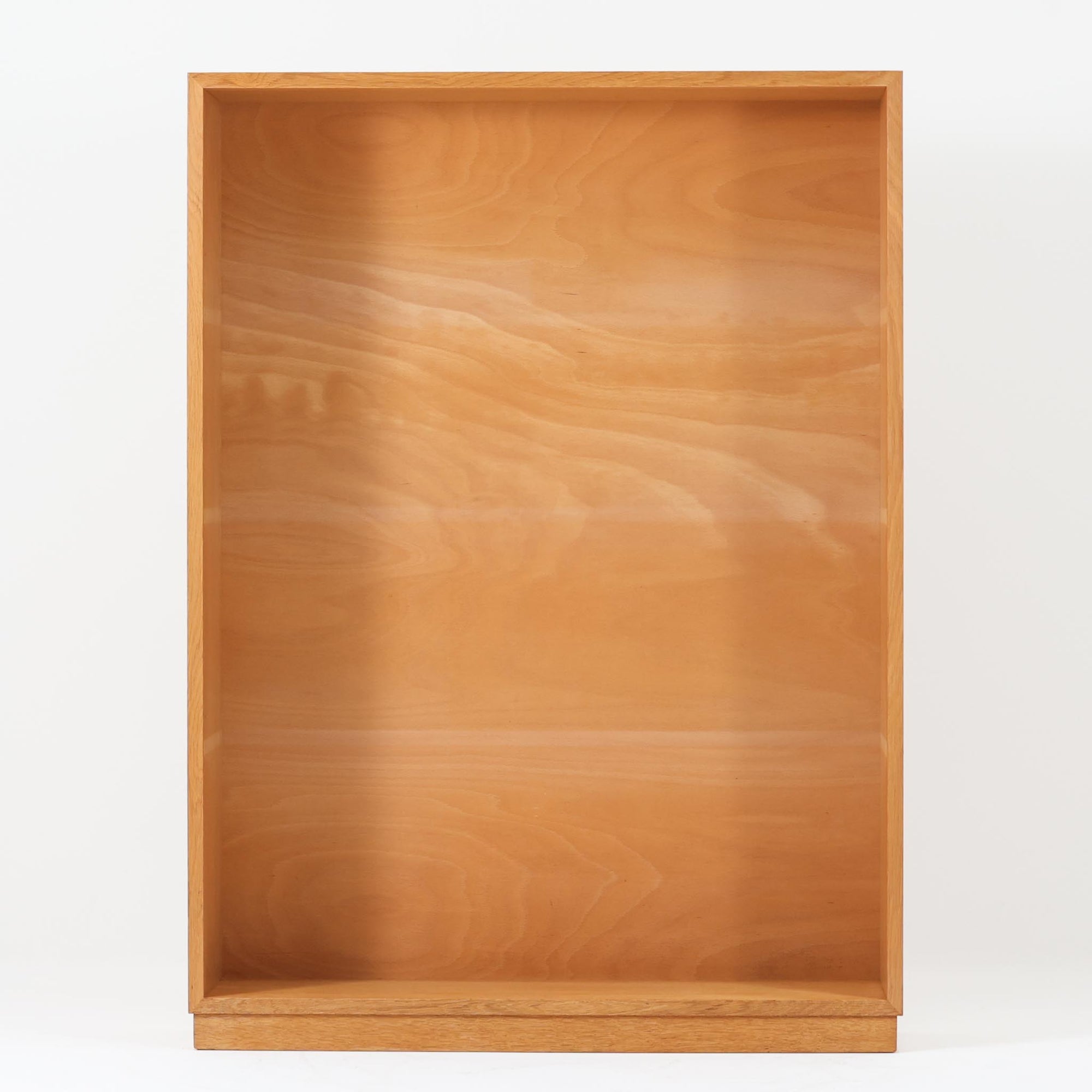 北欧ビンテージらしい素朴で誠実なつくりが魅力のブックシェルフです。オーク材を用いた本体は、直線的で無駄のないフォルムと、木目の表情をそのまま生かした仕上げが特徴で、空間に自然な温もりをもたらします。幅85cmの使いやすいサイズ感に、すべて可動式の棚板を備えており、収納する物に合わせて高さ調整が可能です。本や雑誌の収納はもちろん、器やオブジェを飾るディスプレイ棚としても活躍します。経年変化により深みを増した木肌と、実用性を重視した北欧家具らしい佇まいが、日常の暮らしに静かに寄り添う一台です。