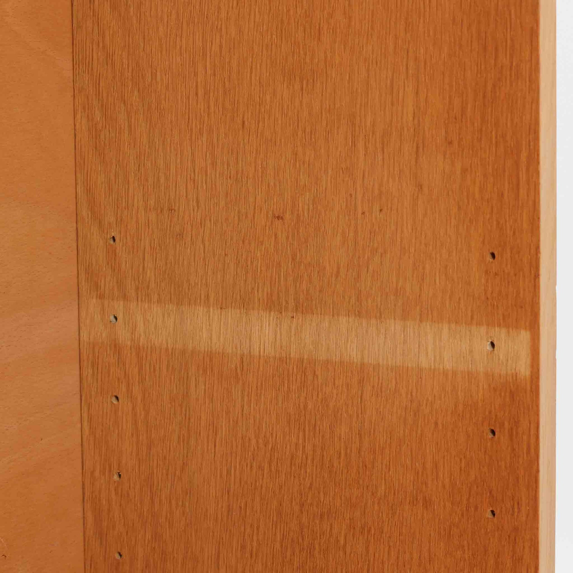 北欧ビンテージらしい素朴で誠実なつくりが魅力のブックシェルフです。オーク材を用いた本体は、直線的で無駄のないフォルムと、木目の表情をそのまま生かした仕上げが特徴で、空間に自然な温もりをもたらします。幅85cmの使いやすいサイズ感に、すべて可動式の棚板を備えており、収納する物に合わせて高さ調整が可能です。本や雑誌の収納はもちろん、器やオブジェを飾るディスプレイ棚としても活躍します。経年変化により深みを増した木肌と、実用性を重視した北欧家具らしい佇まいが、日常の暮らしに静かに寄り添う一台です。