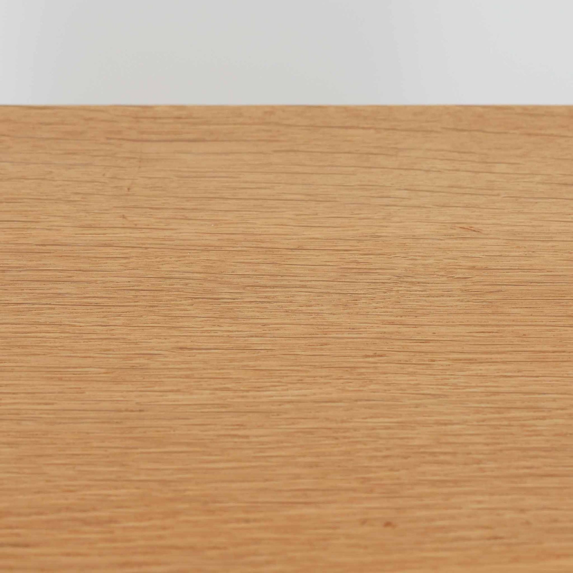 北欧ビンテージらしい素朴で誠実なつくりが魅力のブックシェルフです。オーク材を用いた本体は、直線的で無駄のないフォルムと、木目の表情をそのまま生かした仕上げが特徴で、空間に自然な温もりをもたらします。幅85cmの使いやすいサイズ感に、すべて可動式の棚板を備えており、収納する物に合わせて高さ調整が可能です。本や雑誌の収納はもちろん、器やオブジェを飾るディスプレイ棚としても活躍します。経年変化により深みを増した木肌と、実用性を重視した北欧家具らしい佇まいが、日常の暮らしに静かに寄り添う一台です。