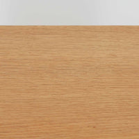 北欧ビンテージらしい素朴で誠実なつくりが魅力のブックシェルフです。オーク材を用いた本体は、直線的で無駄のないフォルムと、木目の表情をそのまま生かした仕上げが特徴で、空間に自然な温もりをもたらします。幅85cmの使いやすいサイズ感に、すべて可動式の棚板を備えており、収納する物に合わせて高さ調整が可能です。本や雑誌の収納はもちろん、器やオブジェを飾るディスプレイ棚としても活躍します。経年変化により深みを増した木肌と、実用性を重視した北欧家具らしい佇まいが、日常の暮らしに静かに寄り添う一台です。