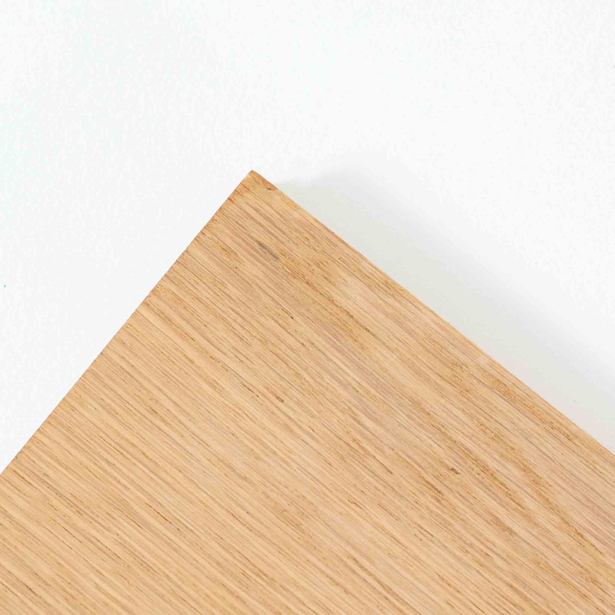 北欧ビンテージらしい素朴で誠実なつくりが魅力のブックシェルフです。オーク材を用いた本体は、直線的で無駄のないフォルムと、木目の表情をそのまま生かした仕上げが特徴で、空間に自然な温もりをもたらします。幅85cmの使いやすいサイズ感に、すべて可動式の棚板を備えており、収納する物に合わせて高さ調整が可能です。本や雑誌の収納はもちろん、器やオブジェを飾るディスプレイ棚としても活躍します。経年変化により深みを増した木肌と、実用性を重視した北欧家具らしい佇まいが、日常の暮らしに静かに寄り添う一台です。