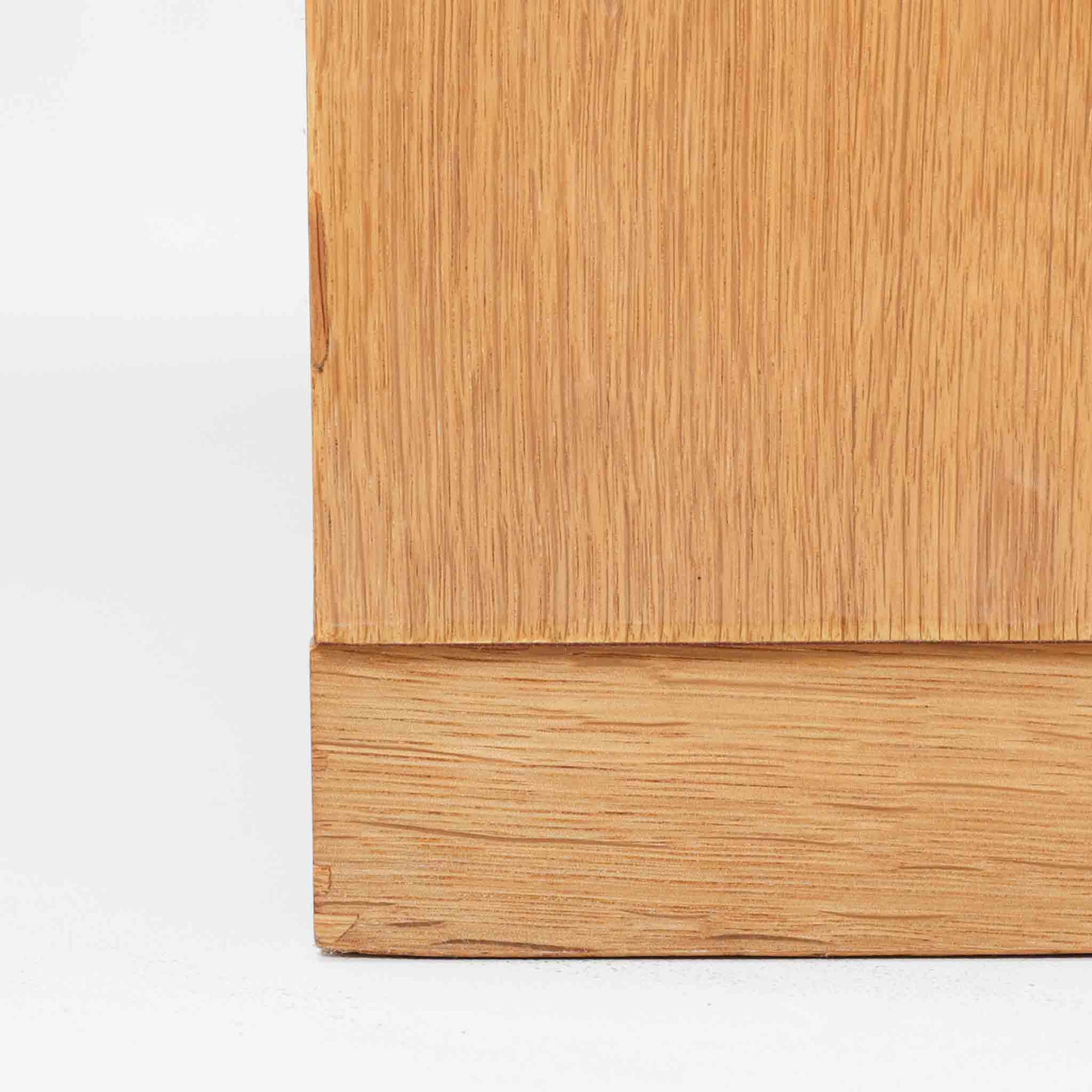 北欧ビンテージらしい素朴で誠実なつくりが魅力のブックシェルフです。オーク材を用いた本体は、直線的で無駄のないフォルムと、木目の表情をそのまま生かした仕上げが特徴で、空間に自然な温もりをもたらします。幅85cmの使いやすいサイズ感に、すべて可動式の棚板を備えており、収納する物に合わせて高さ調整が可能です。本や雑誌の収納はもちろん、器やオブジェを飾るディスプレイ棚としても活躍します。経年変化により深みを増した木肌と、実用性を重視した北欧家具らしい佇まいが、日常の暮らしに静かに寄り添う一台です。