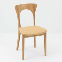 Niels Koefoedが1957年にデザインし、現在はCaso Furnitureより復刻製作されているモデル「Peter」のダイニングチェアです。オーク材の美しい木目を活かしたフレームと、背もたれに大きく設けられたアーチ状の開口部が印象的で、軽やかさと構造的な強度を両立したデザインが特徴です。身体をやさしく受け止める背のラインと、適度なクッション性を備えた座面により、日常使いにおいても快適な座り心地を実現しています。素材の質感を活かしたシンプルな佇まいは、ダイニング空間に自然と馴染み、北欧ミッドセンチュリー期のデザインらしい温かみと洗練を感じさせる一脚です。