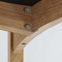 Niels Koefoedが1957年にデザインし、現在はCaso Furnitureより復刻製作されているモデル「Peter」のダイニングチェアです。オーク材の美しい木目を活かしたフレームと、背もたれに大きく設けられたアーチ状の開口部が印象的で、軽やかさと構造的な強度を両立したデザインが特徴です。身体をやさしく受け止める背のラインと、適度なクッション性を備えた座面により、日常使いにおいても快適な座り心地を実現しています。素材の質感を活かしたシンプルな佇まいは、ダイニング空間に自然と馴染み、北欧ミッドセンチュリー期のデザインらしい温かみと洗練を感じさせる一脚です。