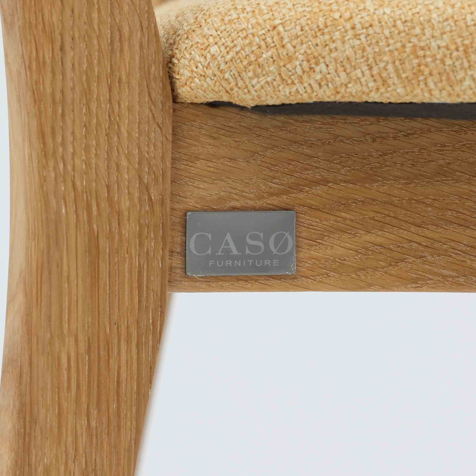 Niels Koefoedが1957年にデザインし、現在はCaso Furnitureより復刻製作されているモデル「Peter」のダイニングチェアです。オーク材の美しい木目を活かしたフレームと、背もたれに大きく設けられたアーチ状の開口部が印象的で、軽やかさと構造的な強度を両立したデザインが特徴です。身体をやさしく受け止める背のラインと、適度なクッション性を備えた座面により、日常使いにおいても快適な座り心地を実現しています。素材の質感を活かしたシンプルな佇まいは、ダイニング空間に自然と馴染み、北欧ミッドセンチュリー期のデザインらしい温かみと洗練を感じさせる一脚です。