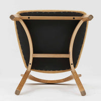 Niels Koefoedが1957年にデザインし、現在はCaso Furnitureより復刻製作されているモデル「Peter」のダイニングチェアです。オーク材の美しい木目を活かしたフレームと、背もたれに大きく設けられたアーチ状の開口部が印象的で、軽やかさと構造的な強度を両立したデザインが特徴です。身体をやさしく受け止める背のラインと、適度なクッション性を備えた座面により、日常使いにおいても快適な座り心地を実現しています。素材の質感を活かしたシンプルな佇まいは、ダイニング空間に自然と馴染み、北欧ミッドセンチュリー期のデザインらしい温かみと洗練を感じさせる一脚です。