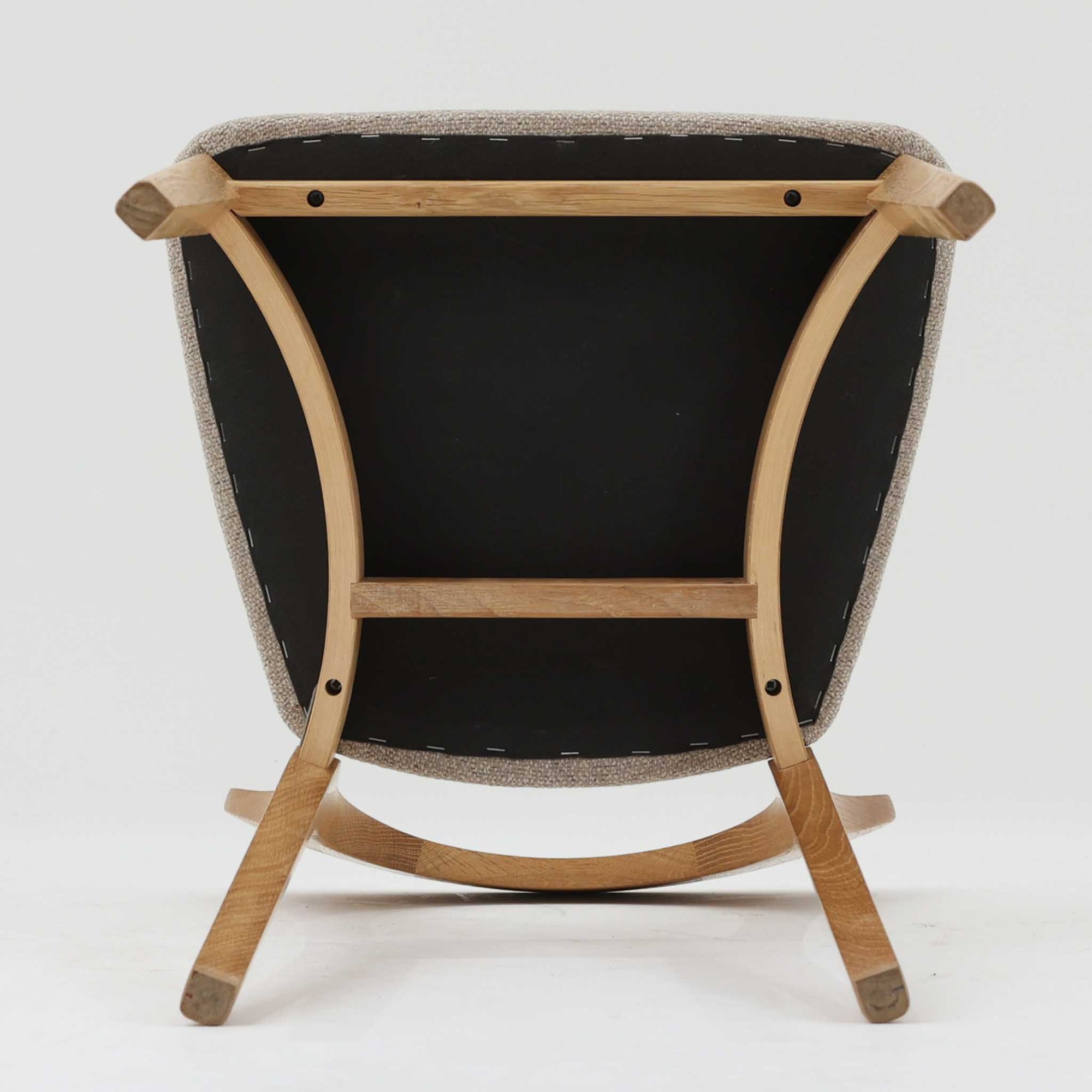 Niels Koefoedが1957年にデザインし、現在はCaso Furnitureより復刻製作されているモデル「Peter」のダイニングチェアです。オーク材の美しい木目を活かしたフレームと、背もたれに大きく設けられたアーチ状の開口部が印象的で、軽やかさと構造的な強度を両立したデザインが特徴です。身体をやさしく受け止める背のラインと、適度なクッション性を備えた座面により、日常使いにおいても快適な座り心地を実現しています。素材の質感を活かしたシンプルな佇まいは、ダイニング空間に自然と馴染み、北欧ミッドセンチュリー期のデザインらしい温かみと洗練を感じさせる一脚です。