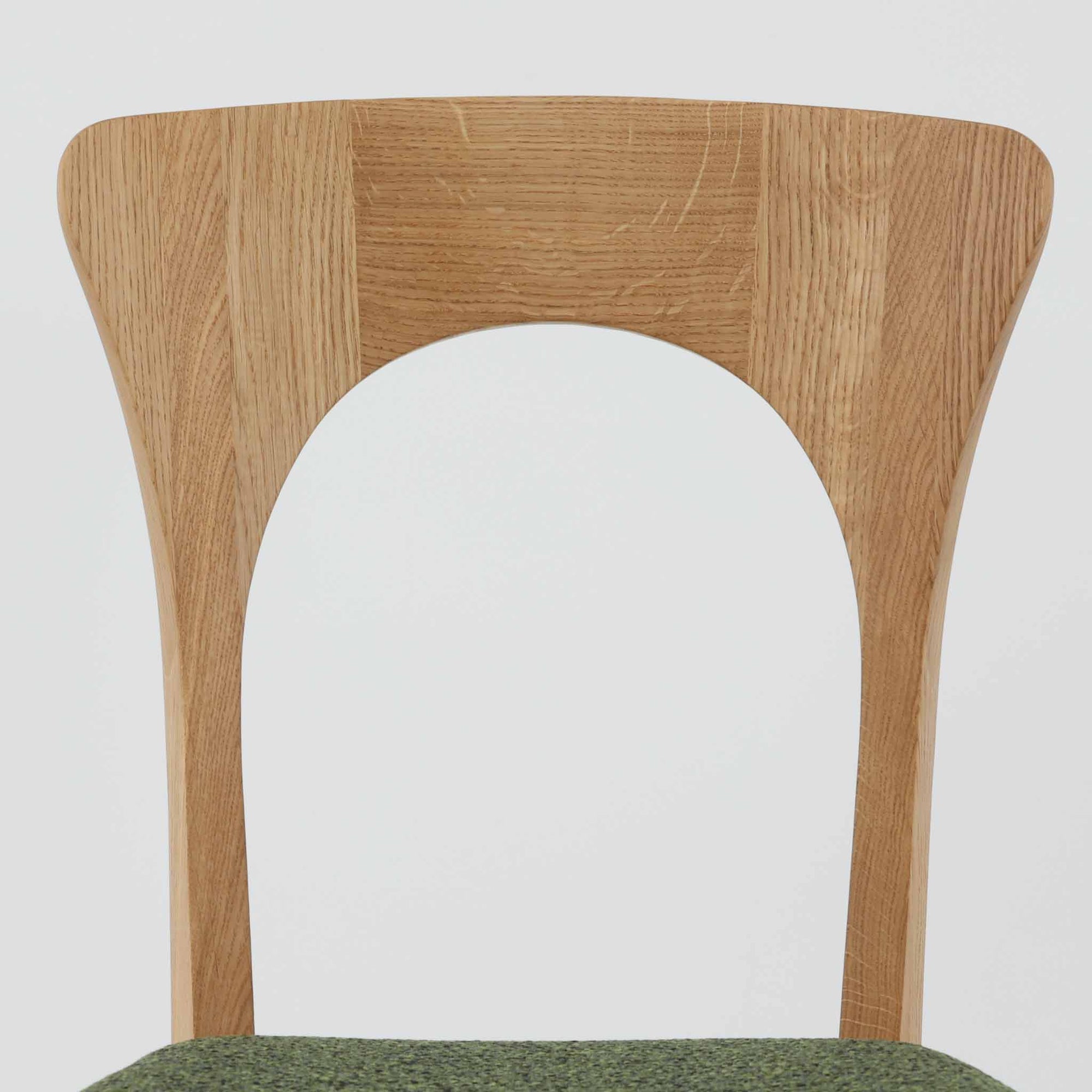 Niels Koefoedが1957年にデザインし、現在はCaso Furnitureより復刻製作されているモデル「Peter」のダイニングチェアです。オーク材の美しい木目を活かしたフレームと、背もたれに大きく設けられたアーチ状の開口部が印象的で、軽やかさと構造的な強度を両立したデザインが特徴です。身体をやさしく受け止める背のラインと、適度なクッション性を備えた座面により、日常使いにおいても快適な座り心地を実現しています。素材の質感を活かしたシンプルな佇まいは、ダイニング空間に自然と馴染み、北欧ミッドセンチュリー期のデザインらしい温かみと洗練を感じさせる一脚です。