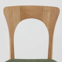 Niels Koefoedが1957年にデザインし、現在はCaso Furnitureより復刻製作されているモデル「Peter」のダイニングチェアです。オーク材の美しい木目を活かしたフレームと、背もたれに大きく設けられたアーチ状の開口部が印象的で、軽やかさと構造的な強度を両立したデザインが特徴です。身体をやさしく受け止める背のラインと、適度なクッション性を備えた座面により、日常使いにおいても快適な座り心地を実現しています。素材の質感を活かしたシンプルな佇まいは、ダイニング空間に自然と馴染み、北欧ミッドセンチュリー期のデザインらしい温かみと洗練を感じさせる一脚です。